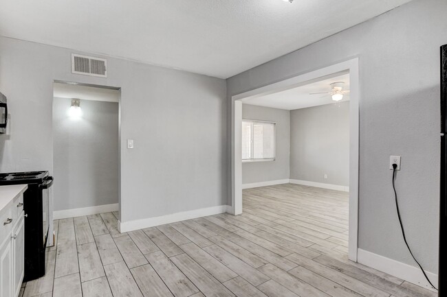 Building Photo - Duplex located in a Central Area of Las Vegas