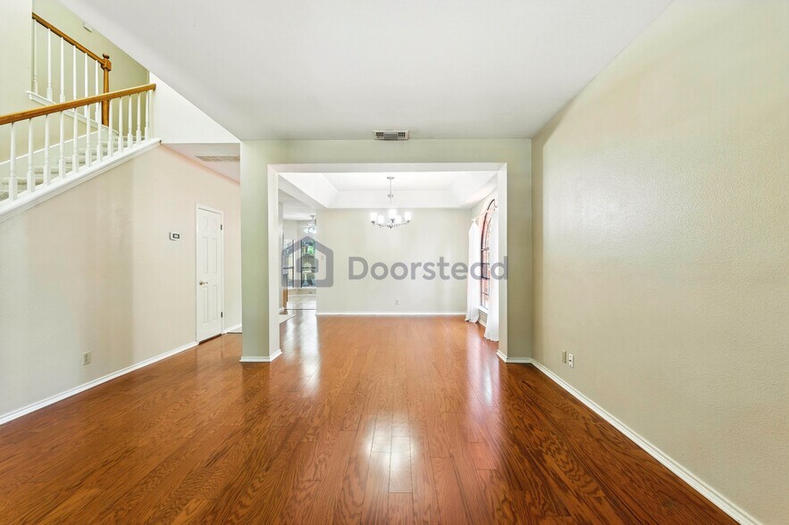 Building Photo - 2326 Oak Castle