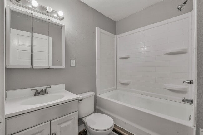 Building Photo - 735 Sylvan Ct