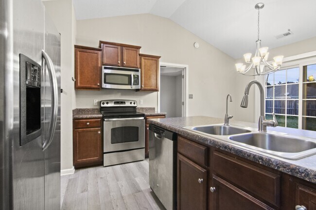 Building Photo - 752 Radiant Dr