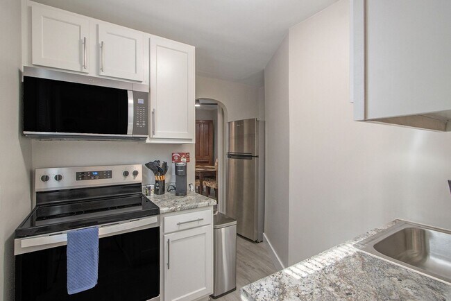 Building Photo - $1495 Tastefully furnished 1BR Apartment |...