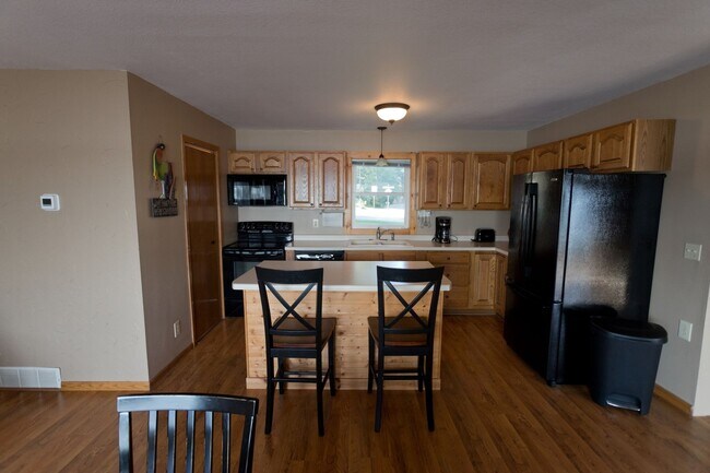 Building Photo - Furnished 2 Bedroom Home for Rent on Lake ...