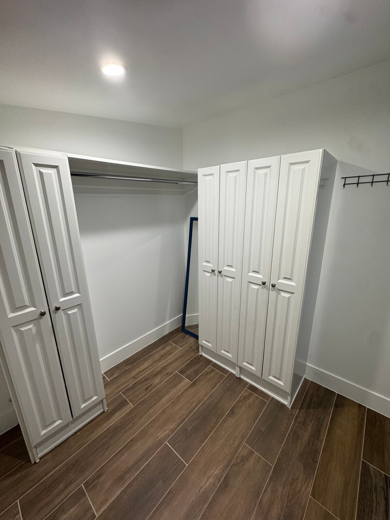 Building Photo - 6439 1/2 Graves Ave