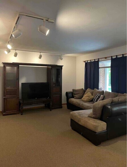 Building Photo - 12120 Valerie Dr