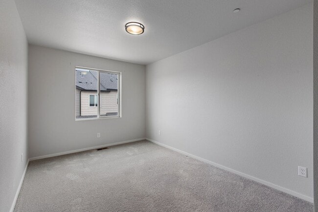 Building Photo - Students Welcome! Two Story 3 Bed 2.5 Bath Town Home North Fort Collins