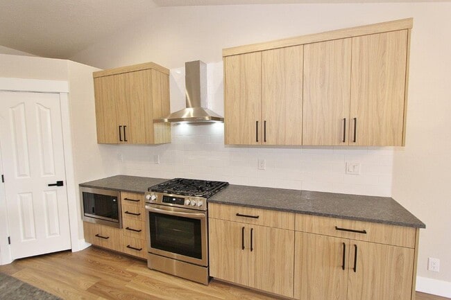 Building Photo - Immaculate Single-Level Home