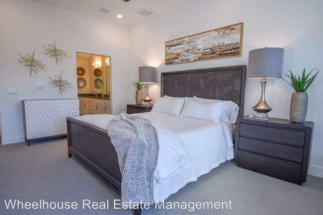 Building Photo - 606 SW B St