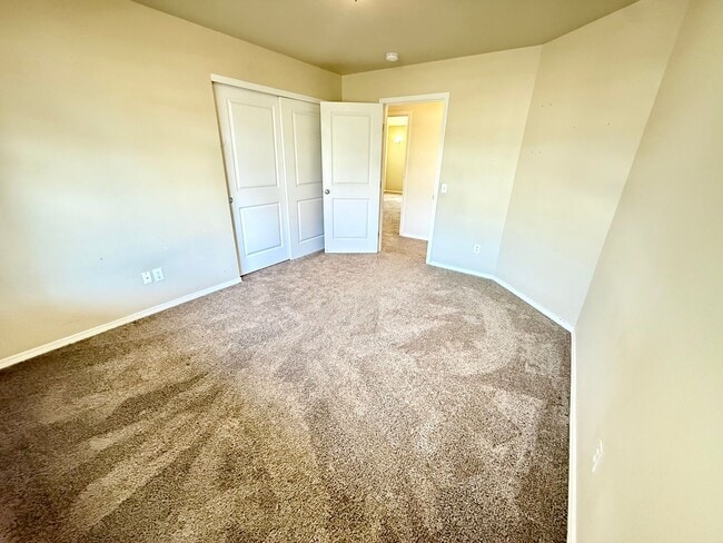 Building Photo - 3 Bedroom, 2 Bath Home Available!