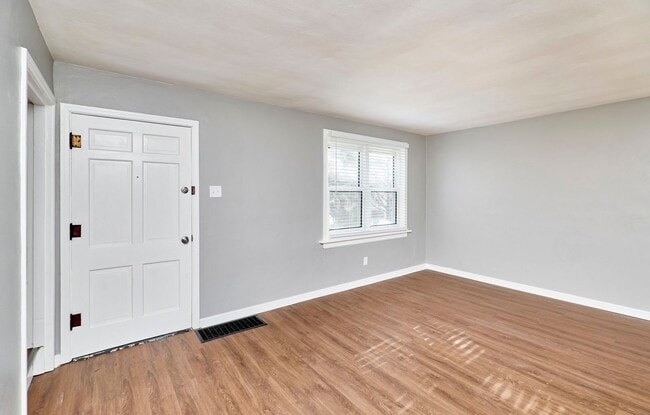 Building Photo - 8601 Belhaven Dr