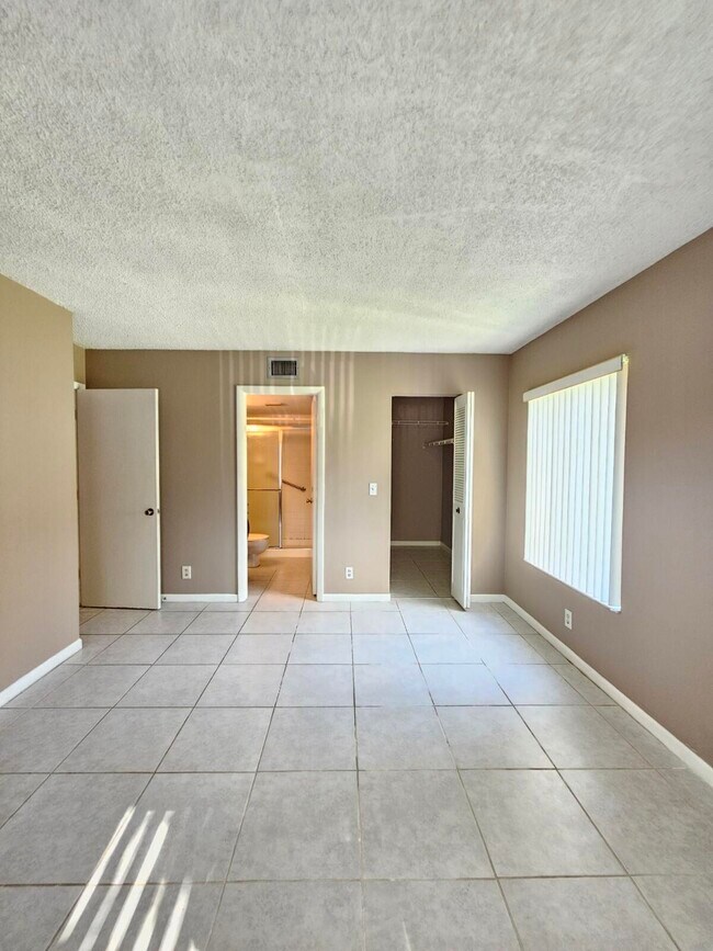 Building Photo - 724 Sunny Pine Way