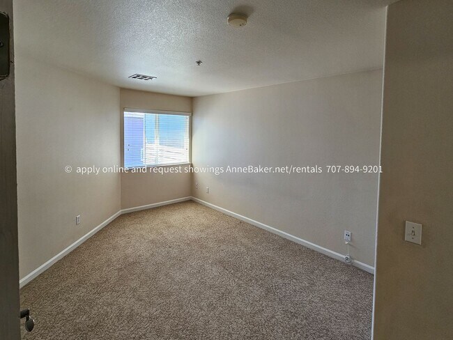 Building Photo - Close to Shopping Cloverdale 2 Bedroom Available Now