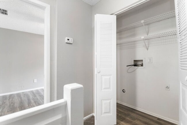 Building Photo - 2bedroom 1.5 Bath Town home ** January Ren...