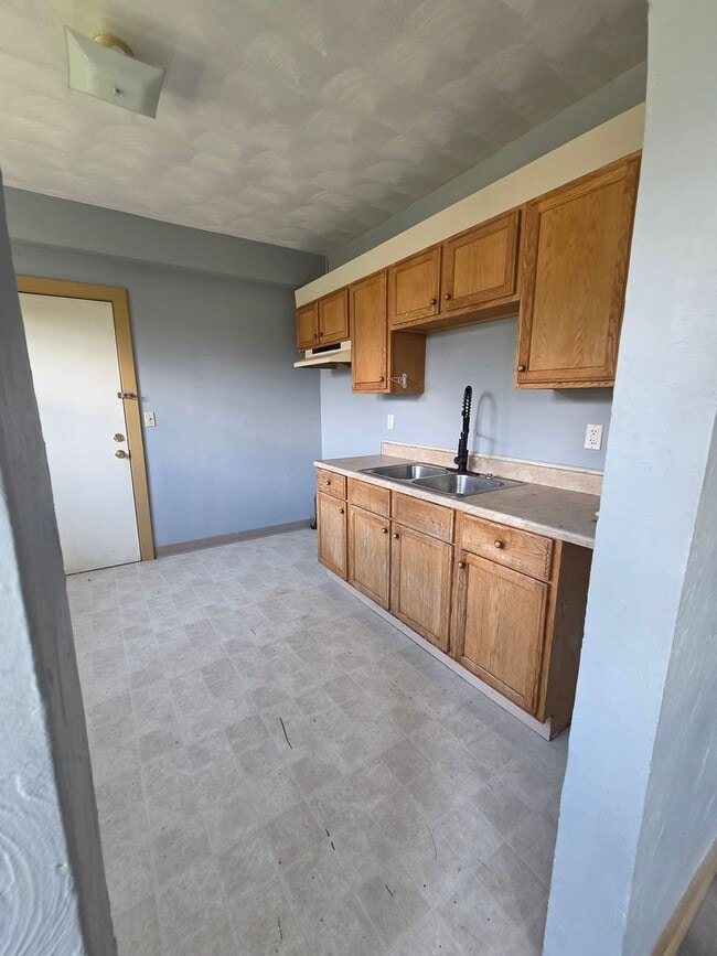 Building Photo - Upper 2 bedroom unit east side