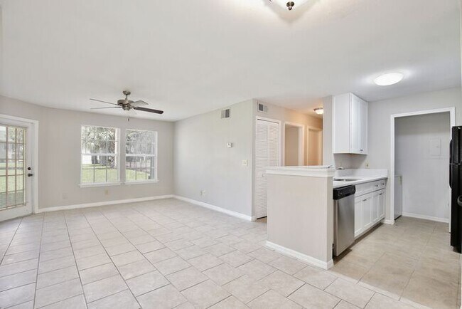 Building Photo - Beautiful 2/2 Cozy Condo with a Covered Pa...