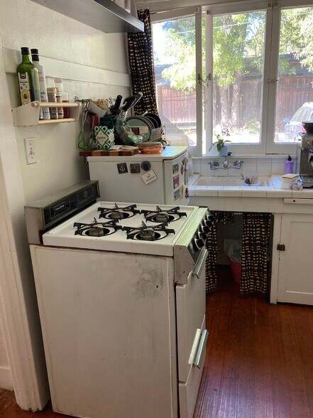 Building Photo - 422 El Centro St