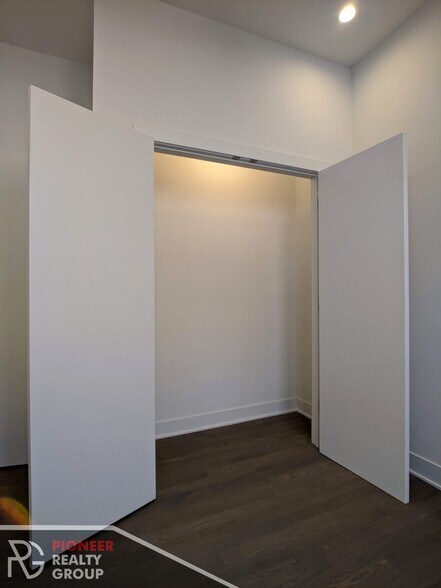 Building Photo - 2120 W Belmont Ave