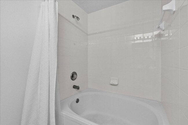 Building Photo - 3020 Alcazar Pl