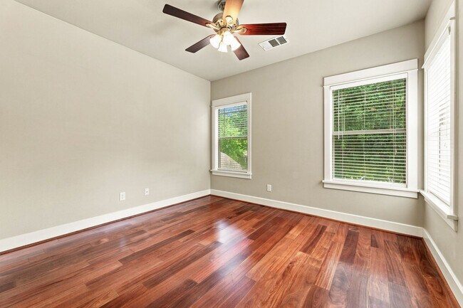 Building Photo - 303 Zennia St
