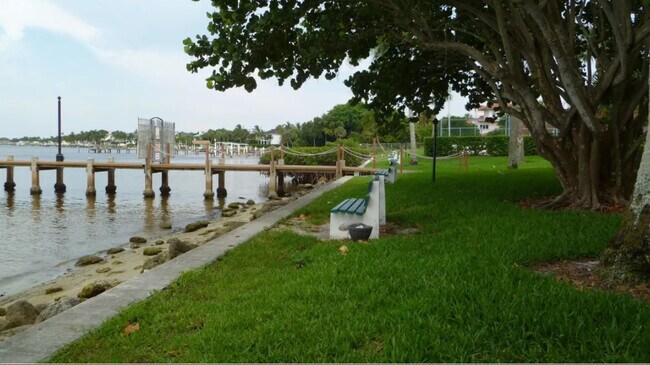 Building Photo - 825 Center St