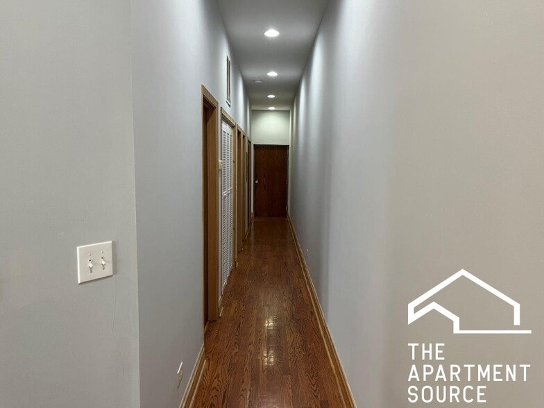 Building Photo - 1918 W Cermak Rd