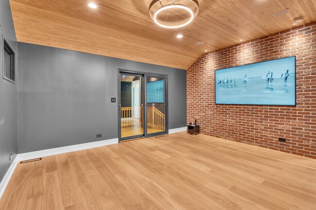 Building Photo - 623 Echo Ln