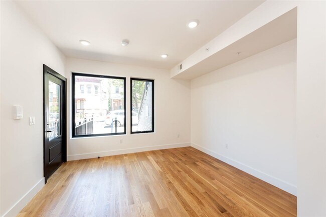 Building Photo - 827 Pavonia Ave