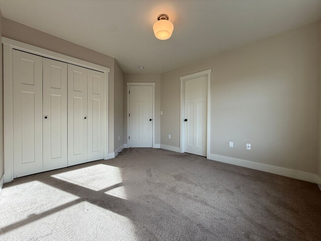 Building Photo - GORGEOUS OPEN LAYOUT HOME IN OLD FARM DISTRICT!