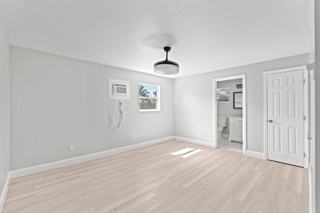 Building Photo - 534 E Del Monte Ave