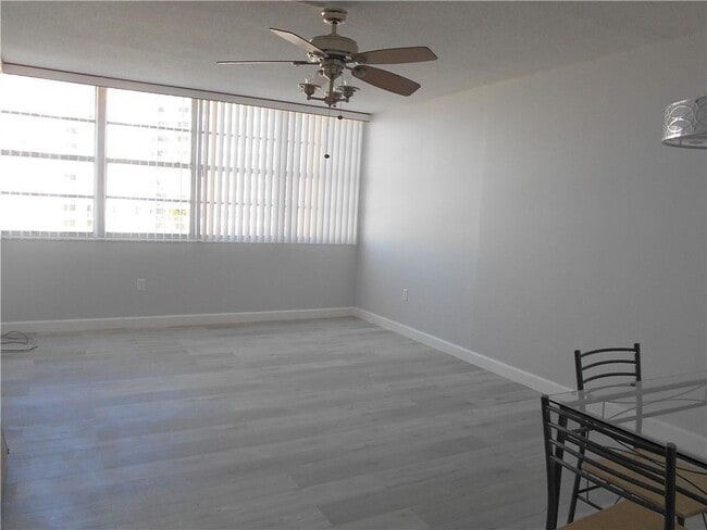 Building Photo - 1301 NE Miami Gardens Dr