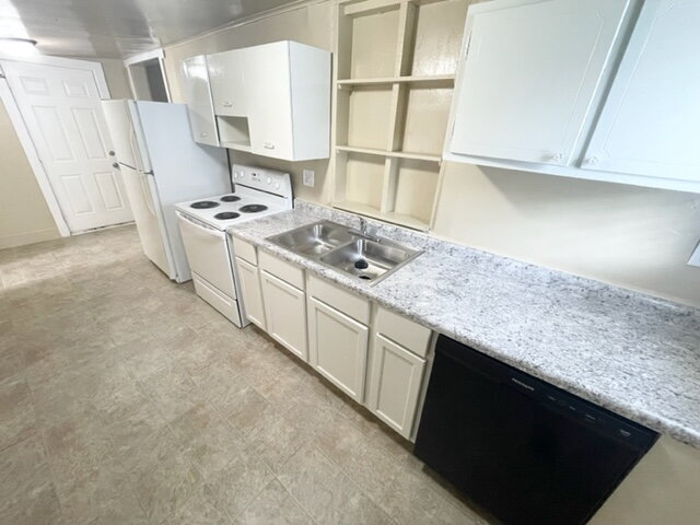 Building Photo - 4 Bedroom conveniently located in the popular Irvington neighborhood