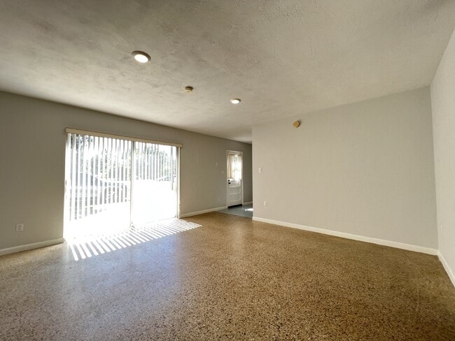 Building Photo - *Charming 2-Bedroom Bungalow with Fenced Backyard*