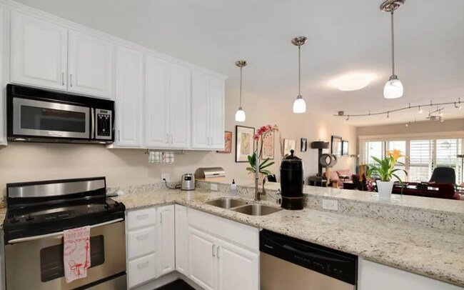 Building Photo - 2 Bed, 2 Bath Condo-Triana complex in Bank...