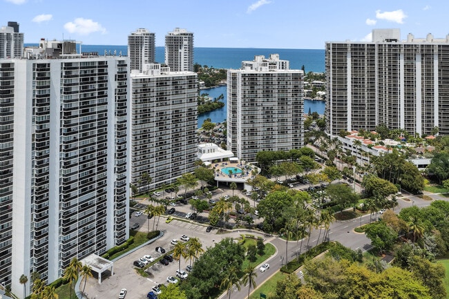 Building Photo - 3701 N Country Club Dr