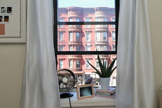 Building Photo - 1035 Washington St