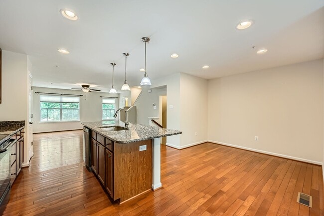 Building Photo - Spacious & Stylish 3BR/2.5BA TH in Frankli...
