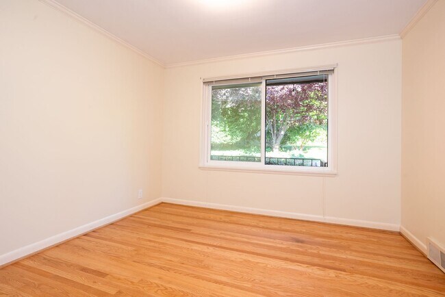 Building Photo - Beautiful Magnolia Brick close to village ...