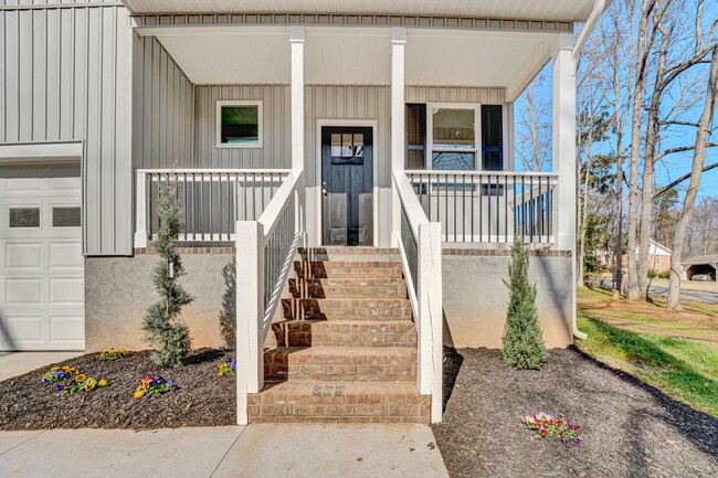 Building Photo - Stunning 4 Bedroom Home in Laurens