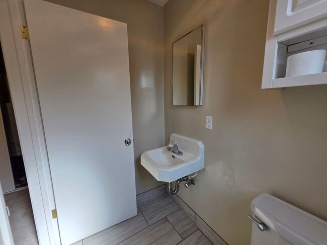Building Photo - Home located in the heart of the college n...