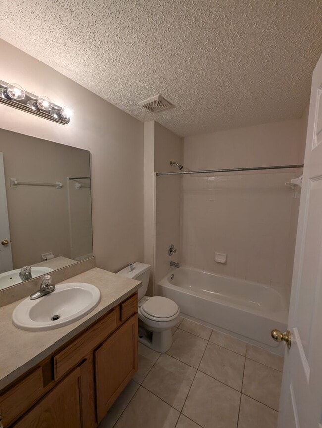 Building Photo - Great 4 Bedroom 2 Bath home in Heritage Park