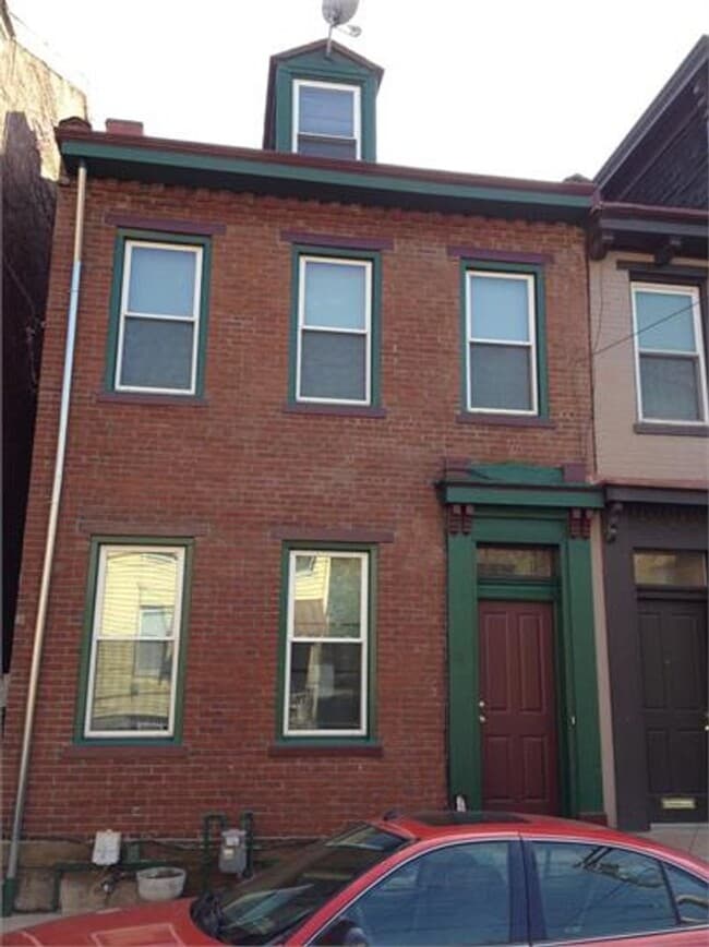 Building Photo - Beautiful Townhome on Quiet Street in the ...
