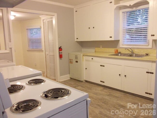 Building Photo - 2746 Dogwood Ave