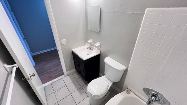 Building Photo - Lovely 2 Bedroom, 1 Bathroom Home in the G...