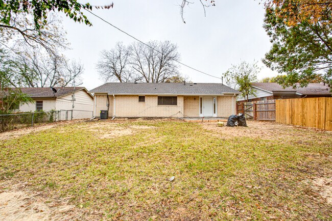 Building Photo - 2705 Plaza St