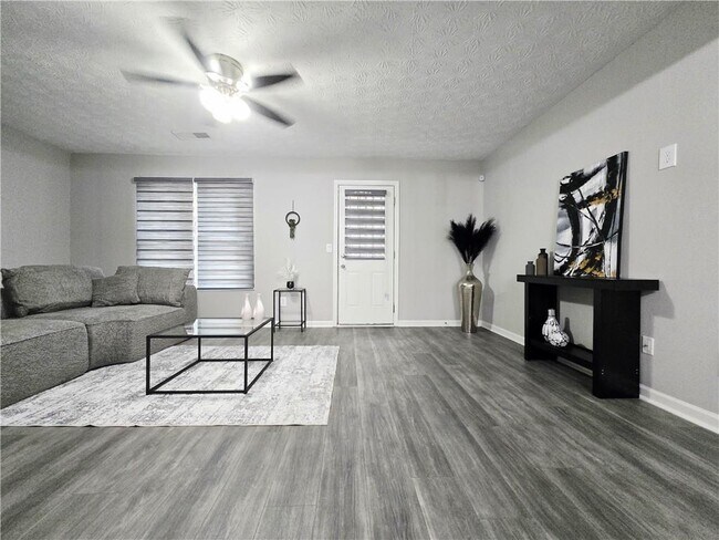 Building Photo - 2430 Piering Dr