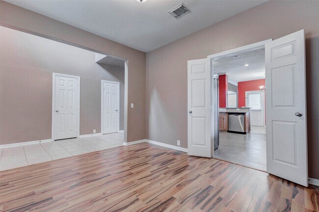 Building Photo - 2402 Sunlight Ln