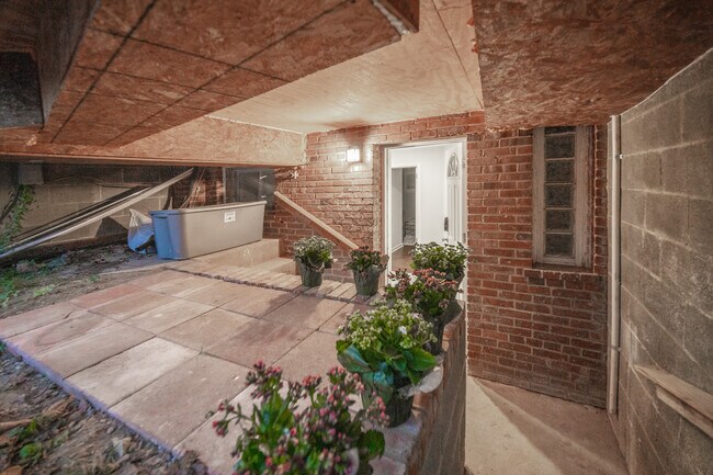 Building Photo - Basement