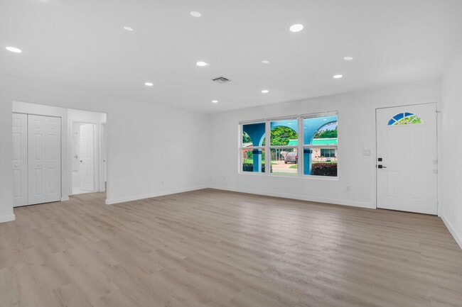 Building Photo - 865 SE Tierra Ct