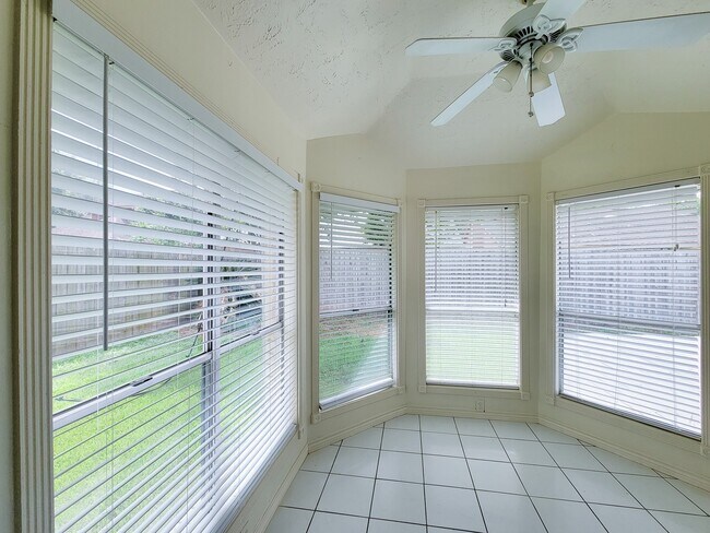 Building Photo - 2118 Creekshire Dr