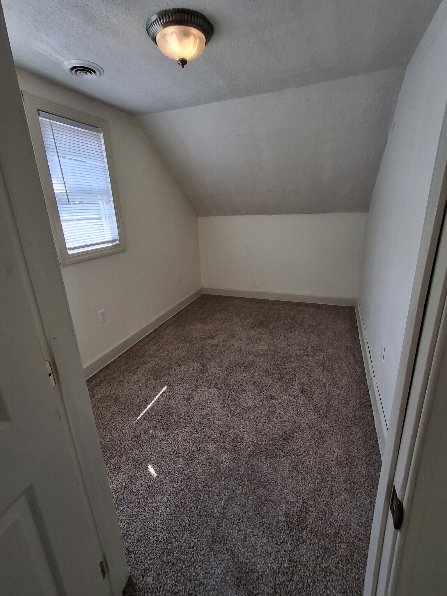 Building Photo - 288 Sherwood St