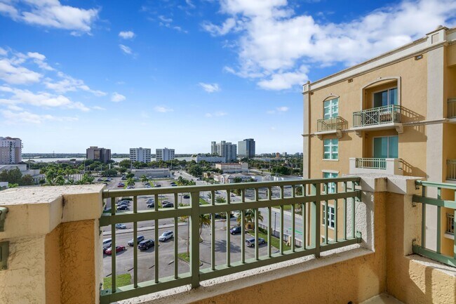 Building Photo - 403 S Sapodilla Ave